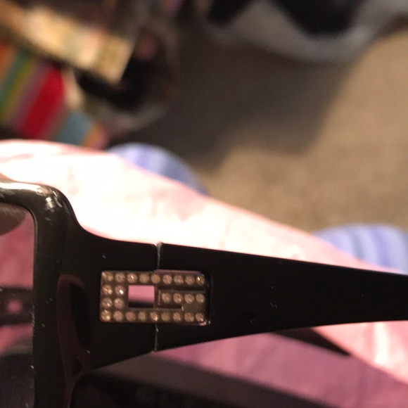 Gucci ladies sunglasses and case - Picture 6 of 8